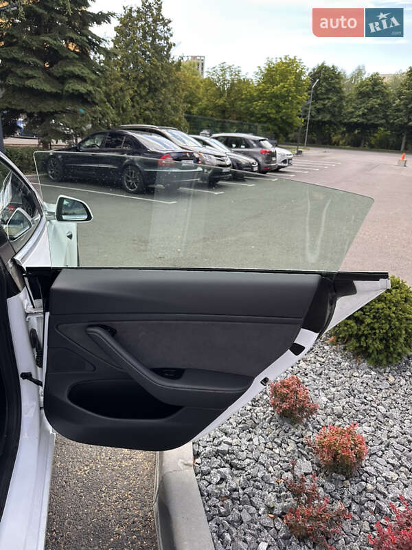 Седан Tesla Model 3 2019 в Львове