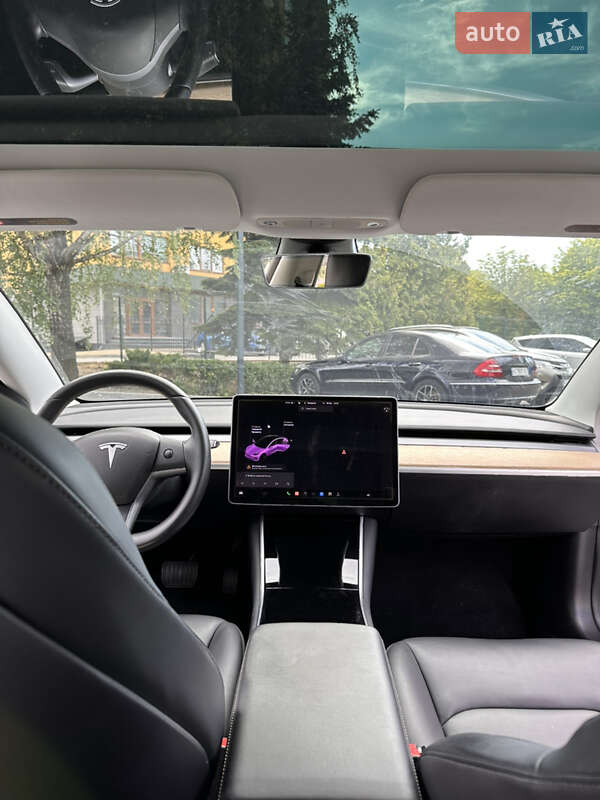Седан Tesla Model 3 2019 в Львове