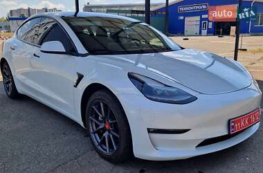 Седан Tesla Model 3 2022 в 