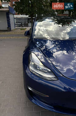 Седан Tesla Model 3 2022 в 