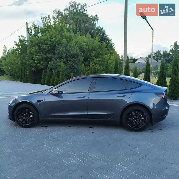 Седан Tesla Model 3 2022 в Почаєві