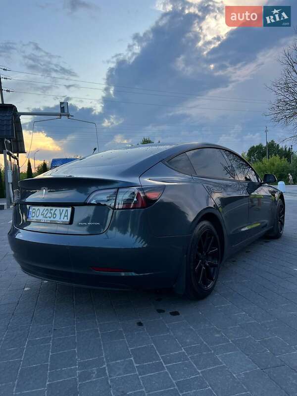 Седан Tesla Model 3 2022 в Почаєві