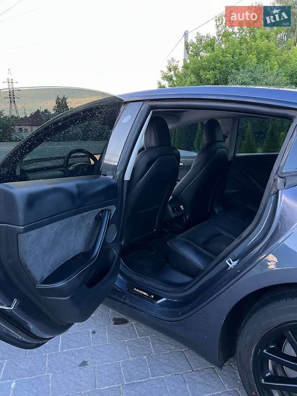 Седан Tesla Model 3 2022 в Почаєві