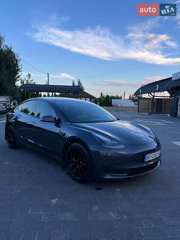 Седан Tesla Model 3 2022 в Почаєві