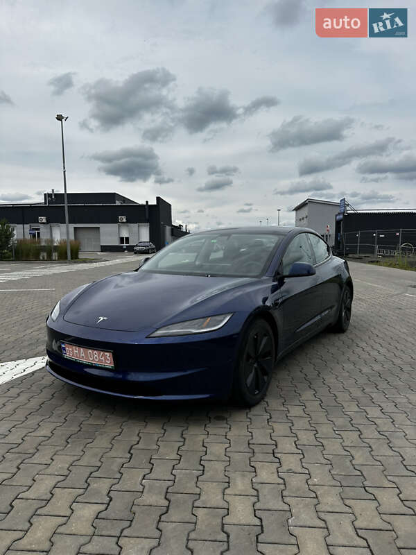 Седан Tesla Model 3 2024 в 