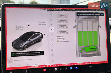 Седан Tesla Model 3 2022 в 