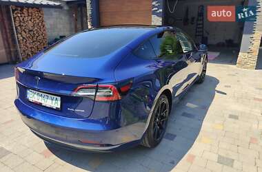 Седан Tesla Model 3 2022 в 