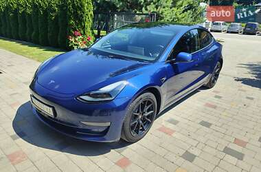 Седан Tesla Model 3 2022 в 