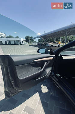 Седан Tesla Model 3 2023 в 