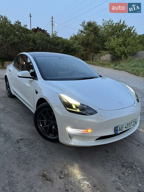 Седан Tesla Model 3 2022 в 