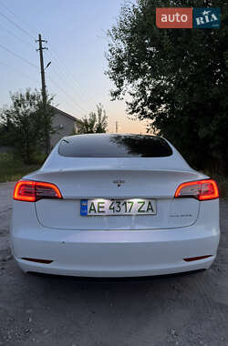 Седан Tesla Model 3 2022 в 