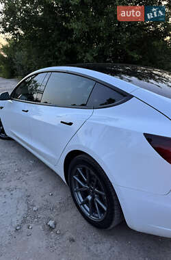 Седан Tesla Model 3 2022 в 