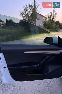 Седан Tesla Model 3 2022 в 