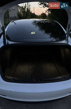 Седан Tesla Model 3 2022 в 