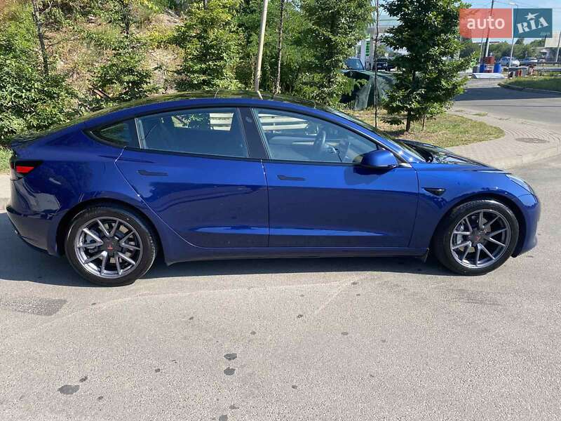 Седан Tesla Model 3 2023 в Києві