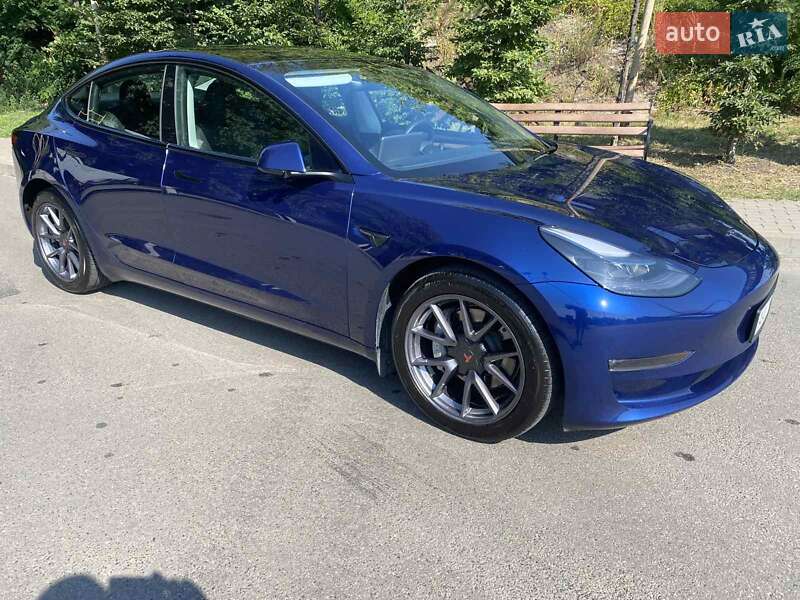 Седан Tesla Model 3 2023 в Києві