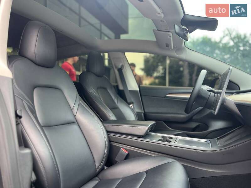 Седан Tesla Model 3 2023 в Івано-Франківську