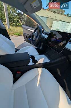 Седан Tesla Model 3 2022 в 