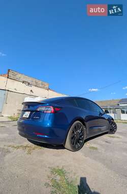 Седан Tesla Model 3 2022 в 