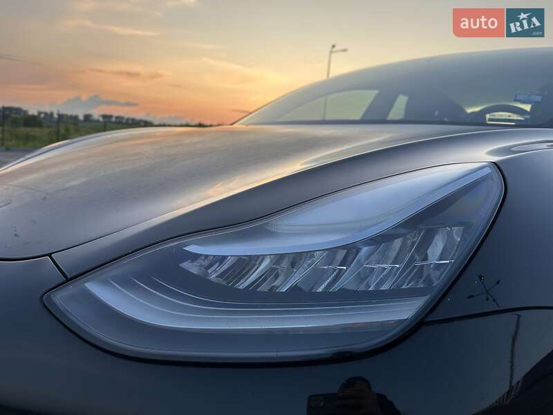 Седан Tesla Model 3 2019 в Рівному
