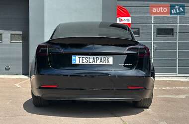 Седан Tesla Model 3 2022 в 