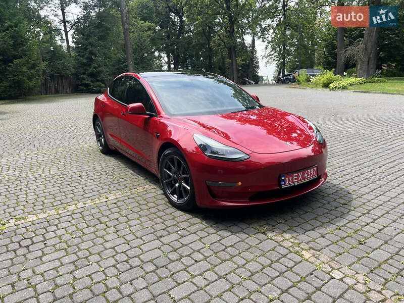 Седан Tesla Model 3 2022 в 