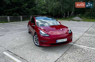 Седан Tesla Model 3 2019 в Остроге