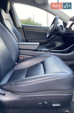 Седан Tesla Model 3 2020 в 