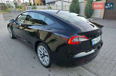 Седан Tesla Model 3 2022 в 