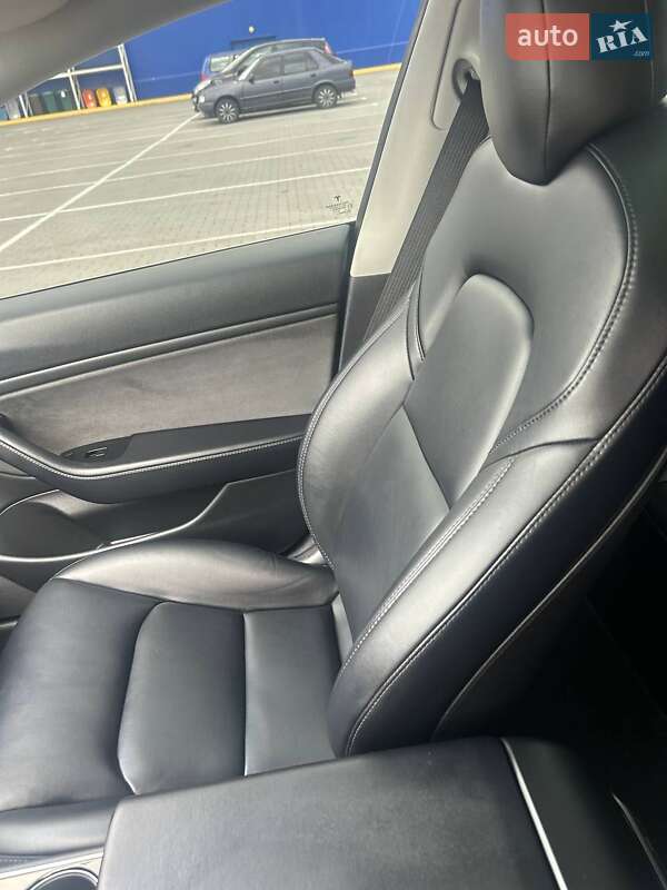 Седан Tesla Model 3 2018 в Умани