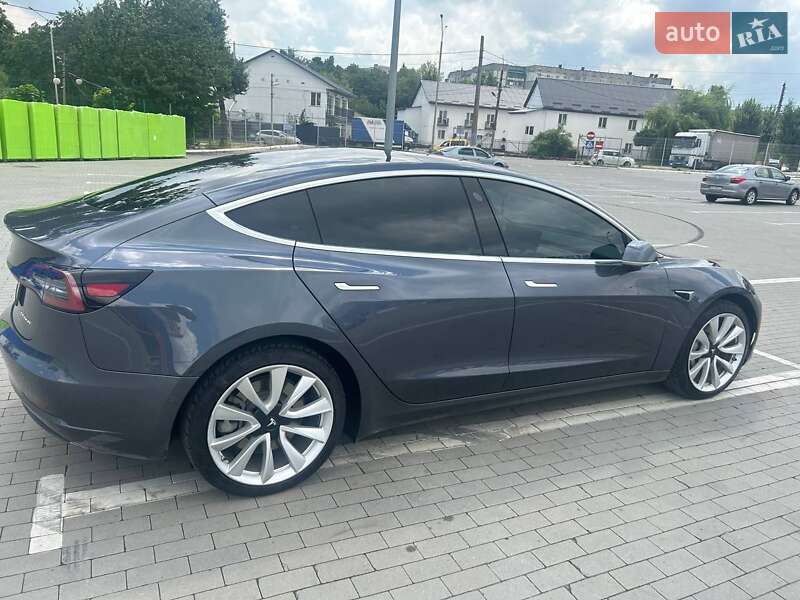 Седан Tesla Model 3 2018 в Умани