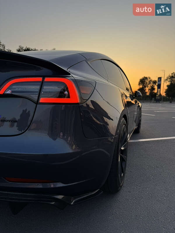 Седан Tesla Model 3 2023 в Киеве