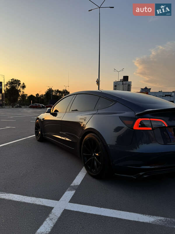 Седан Tesla Model 3 2023 в Києві