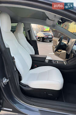 Седан Tesla Model 3 2023 в 