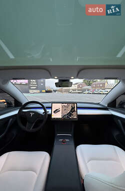 Седан Tesla Model 3 2023 в 