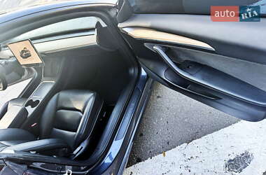 Седан Tesla Model 3 2022 в 