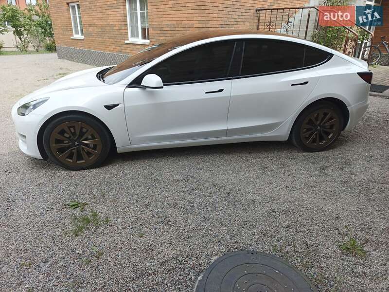 Седан Tesla Model 3 2021 в Киеве