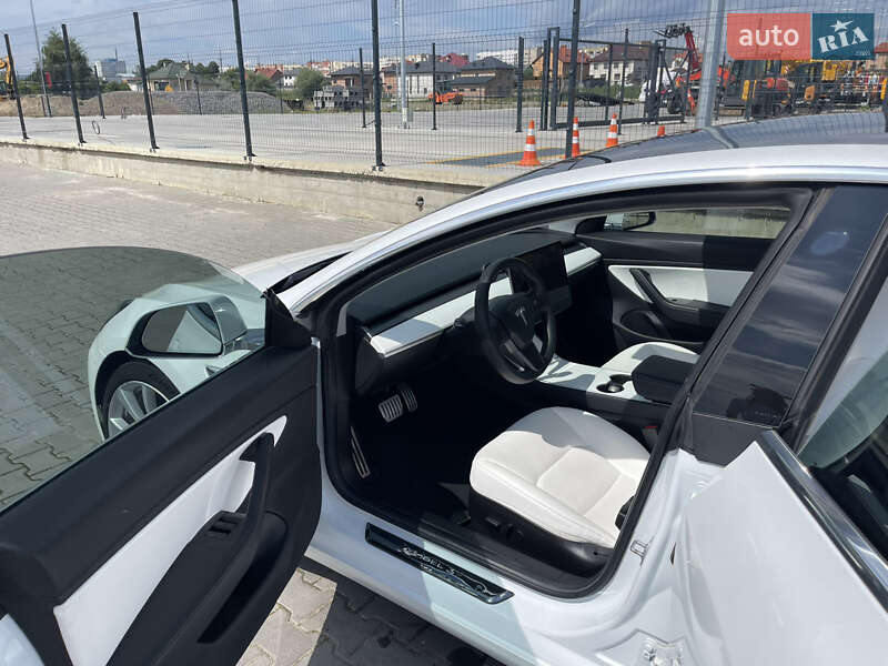 Седан Tesla Model 3 2019 в Черновцах