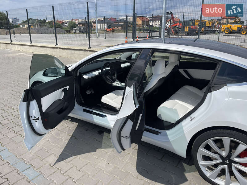 Седан Tesla Model 3 2019 в Черновцах