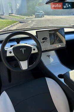 Седан Tesla Model 3 2020 в 