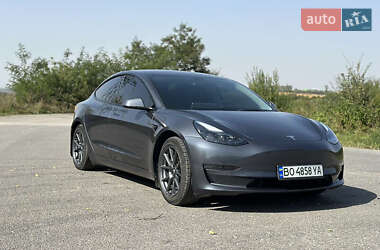 Седан Tesla Model 3 2022 в 