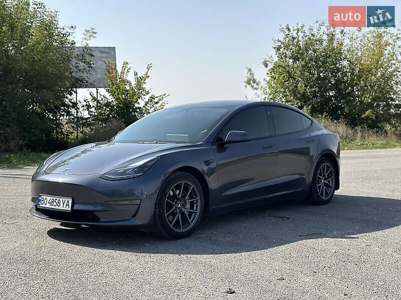 Седан Tesla Model 3 2022 в 
