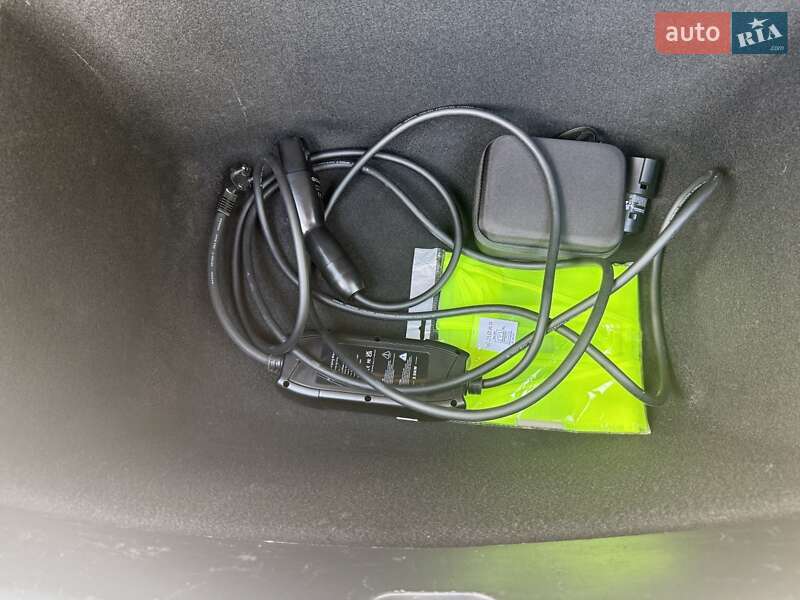 Седан Tesla Model 3 2023 в Ровно