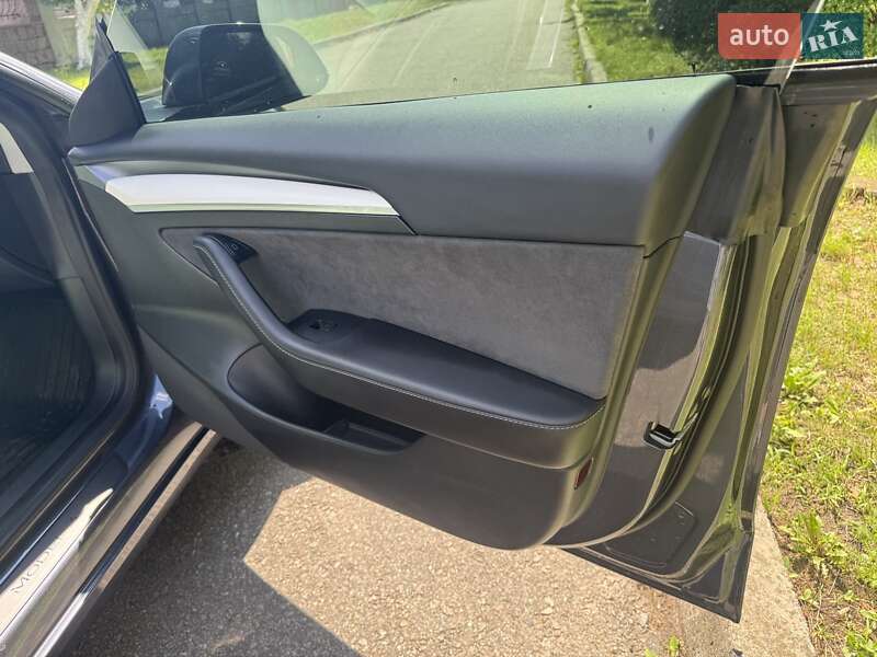 Седан Tesla Model 3 2023 в Ровно