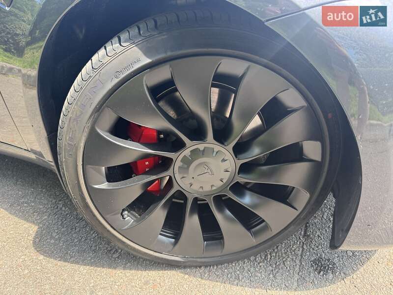Седан Tesla Model 3 2023 в Ровно