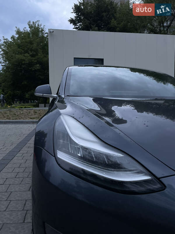 Седан Tesla Model 3 2020 в Львове