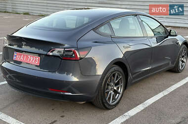 Седан Tesla Model 3 2022 в 