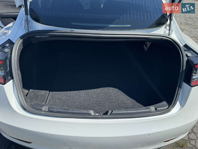 Седан Tesla Model 3 2019 в Звягелі