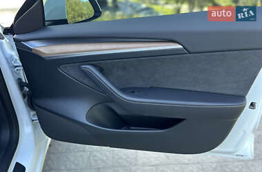 Седан Tesla Model 3 2023 в 