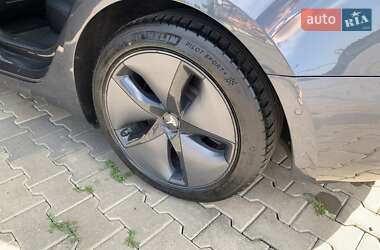 Седан Tesla Model 3 2019 в Іршаві